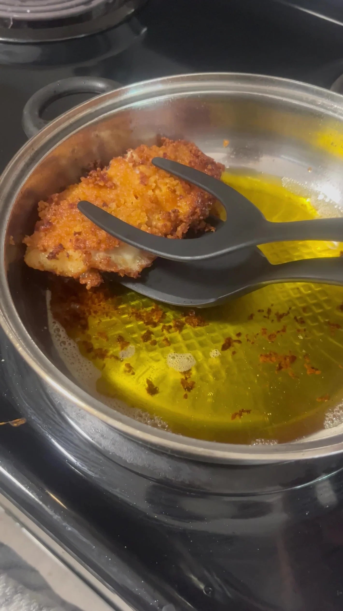 Customer using 2-in-1 Grip Flip Tongs for crispy fried food