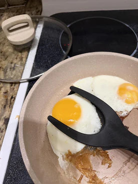 Customer using 2-in-1 Grip Flip Tongs for fried eggs
